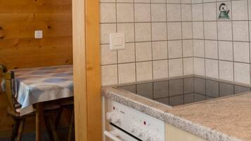 Basic Apartment | Private kitchen | Cookware/dishes/utensils