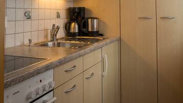 Basic Apartment | Private kitchen | Cookware/dishes/utensils