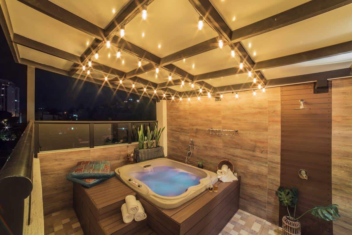 Indoor spa tub