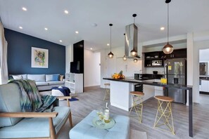 TV, offices - Penthouse Jacuzzi • El Peñon's Best Location (Cali)