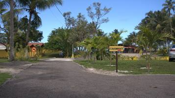 A street with a sign for 'ESTACIONAMENTO' (parking).