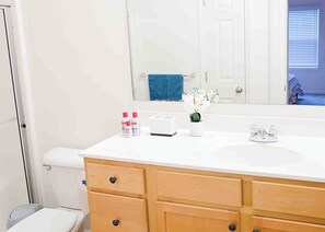 淋浴设施、肥皂、洗发水、卫生纸