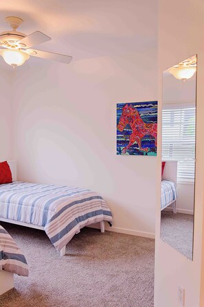 3 多间卧室、办公桌、WiFi