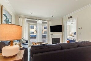 Smart TV, fireplace