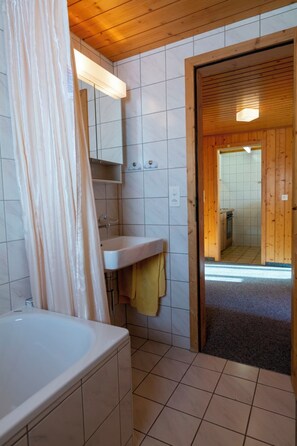 Appartement | Salle de bain | Douche, serviettes fournies, savon, shampoing