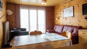 Basic-Apartment | Wohnbereich | Fernseher