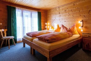 Leilighet – basic | 2 soverom, skrivebord for bærbar PC og sengetøy