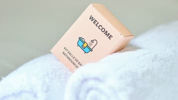 Een haardroger, handdoeken, zeep, shampoo