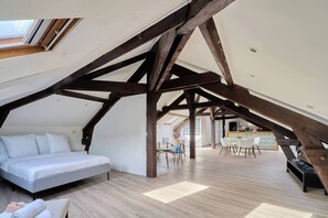 2 室のベッドルーム、デスク、アイロン / アイロン台、旅行用ベビーベッド