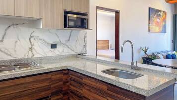 Kjøleskap og kjøkkenutstyr