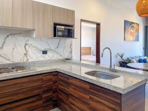 Fridge, cookware/dishes/utensils