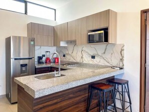 Fridge, cookware/dishes/utensils