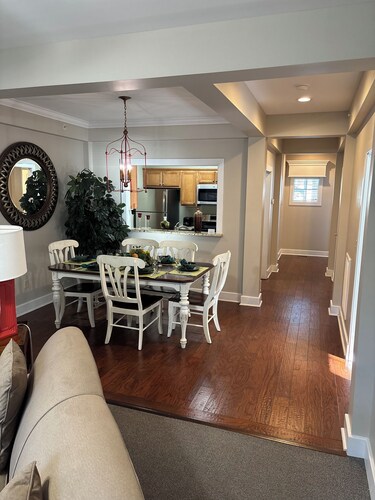 Charming 2-bedroom condo with fitness room, WiFi in wonderful Williamsburg