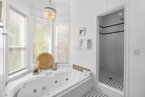 Talo, näköala uima-altaalle | Kylpyhuone | Ilmaiset hygieniatuotteet, hiustenkuivaaja, pyyhkeet