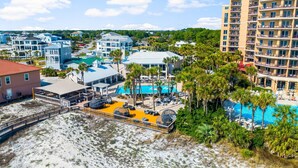 Ein Resort mit Pool, Strand und mehreren Gebäuden.