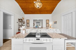 Refrigerador con freezer, microondas, horno, placa de cocina