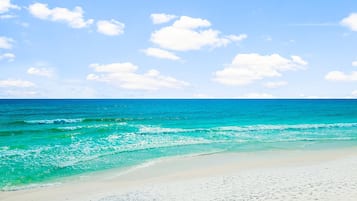 Playa en los alrededores y playa de arena blanca