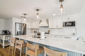 Fridge, microwave, oven, stovetop - Oceanside Adventure Awaits! (South Bethany)