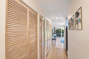 Interior - Coastal Elegance at Kona Isle. Level entry. Wi-Fi. (Kailua-Kona)