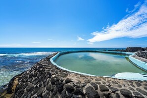 Outdoor pool - Coastal Elegance at Kona Isle. Level entry. Wi-Fi. (Kailua-Kona)