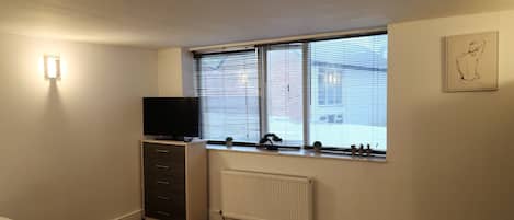 1 slaapkamer, een strijkplank/strijkijzer, wifi, beddengoed