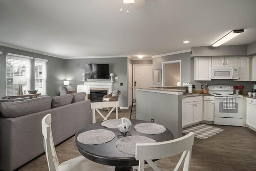 Beach short drive - Pool - Hot Tub K/Q/Sofa Sleeper, 2 BA, Sleeps 6 - Ground Fl