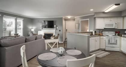 Beach short drive - Pool - Hot Tub K/Q/Sofa Sleeper, 2 BA, Sleeps 6 - Ground Fl