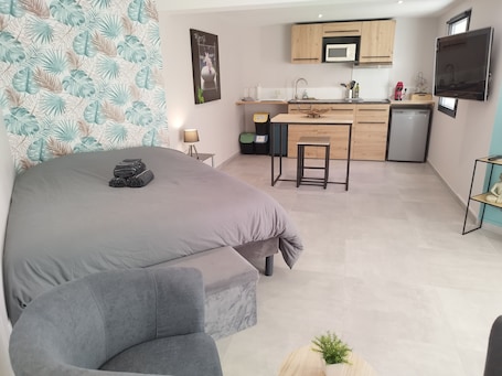 1 bedroom, desk, travel cot, free WiFi. Le Cocoon du Quercy