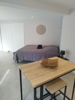 1 slaapkamer, een bureau, reisbedje, gratis wifi