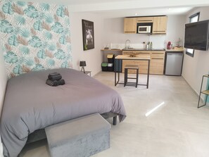 1 bedroom, desk, travel cot, free WiFi