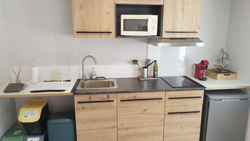 Fridge, microwave, stovetop, coffee/tea maker