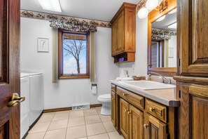 Suihku, hiustenkuivaaja, pyyhkeet, saippua