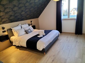 4 camere, una scrivania, ferro/asse da stiro, culla da viaggio