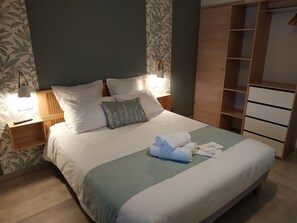 4 bedrooms, desk, iron/ironing board, travel cot