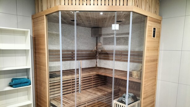 A corner room with a wooden partition, a small wooden bench, and a trash bin. - Large 8-person house with sauna, terrace and garden close to Colmar (Sainte-Croix-en-Plaine)