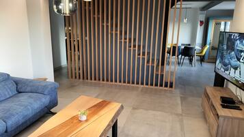 Télévision, table de tennis de table, livres, chaîne hi-fi