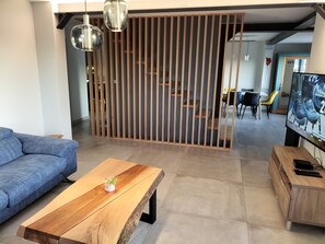 TV, bordtennis, bøker og stereoanlegg