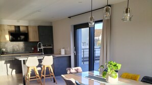 A modern kitchen with a dining area. - Large 8-person house with sauna, terrace and garden close to Colmar (Sainte-Croix-en-Plaine)
