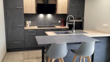 Een koelkast, een microgolfoven, een oven, een kookplaat