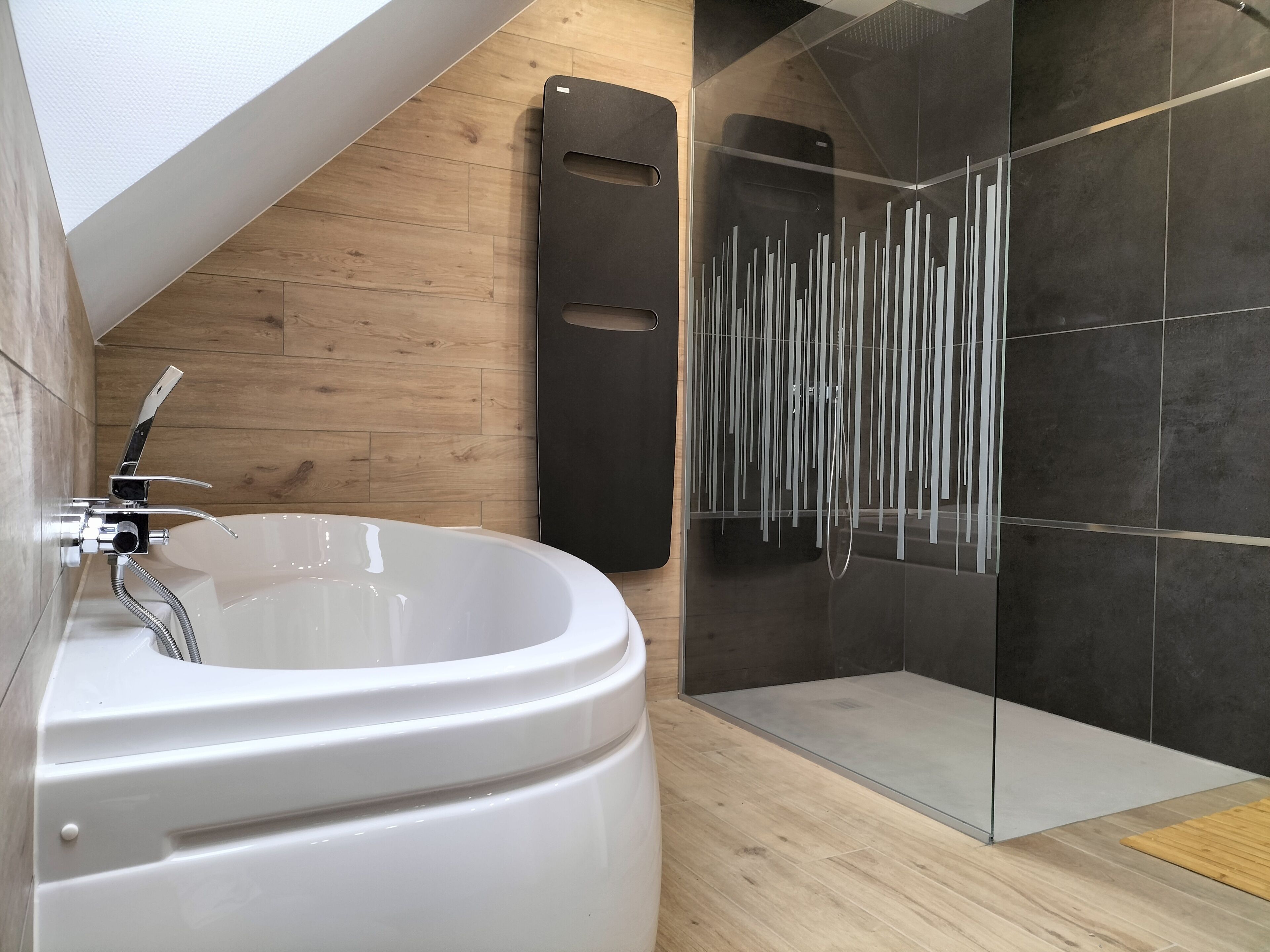 Douche, sèche-cheveux, serviettes fournies