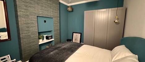 3 dormitorios, caja fuerte, escritorio y tabla de planchar con plancha