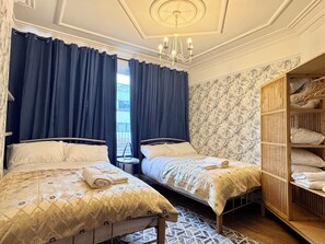 3 soverom, safe på rommet, skrivebord og strykejern/-brett