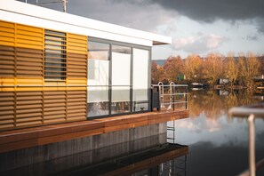 Exterior - Houseboat in Weserbergland With Lake View (Hoexter)
