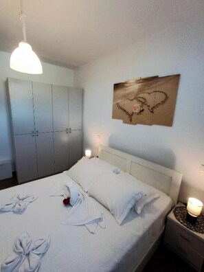 1 bedroom, in-room safe, desk, iron/ironing board