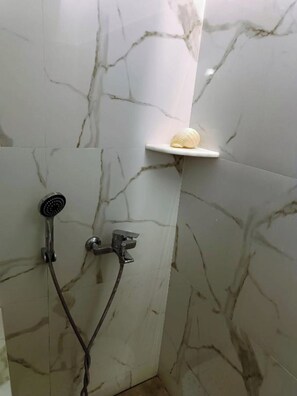 Hair dryer, towels, soap, shampoo - Εξοπλισμένη κουζίνα,γρήγορο ίντερνετ,δωρεάν Δορυφορικά κανάλια και Netflix. (ΠΑΡΟΣ)