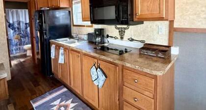 Cozy Cape Cod Cabin Pond, Pool & Pet-Friendly