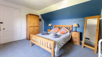 Iron/ironing board, free WiFi, bed sheets