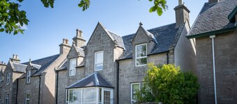 Seaview House - A Traditional Home by the Beach