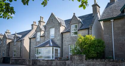 Seaview House - A Traditional Home by the Beach