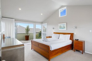 4 bedrooms, desk, iron/ironing board, WiFi - Spacious family home in Meadowbank| by Furnished Rentals (Auckland)